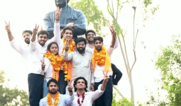 DUSU चुनाव रिजल्ट : दुनिया ने फिर देखा दम, DUSU में फिर गूंजा ABVP का परचम! छात्रों ने लहराया भगवा